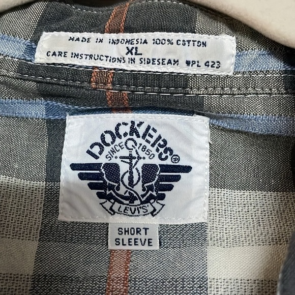Dockers size XL gray plaid shirt sleeve button down shirt with two front pockets - Picture 5 of 8